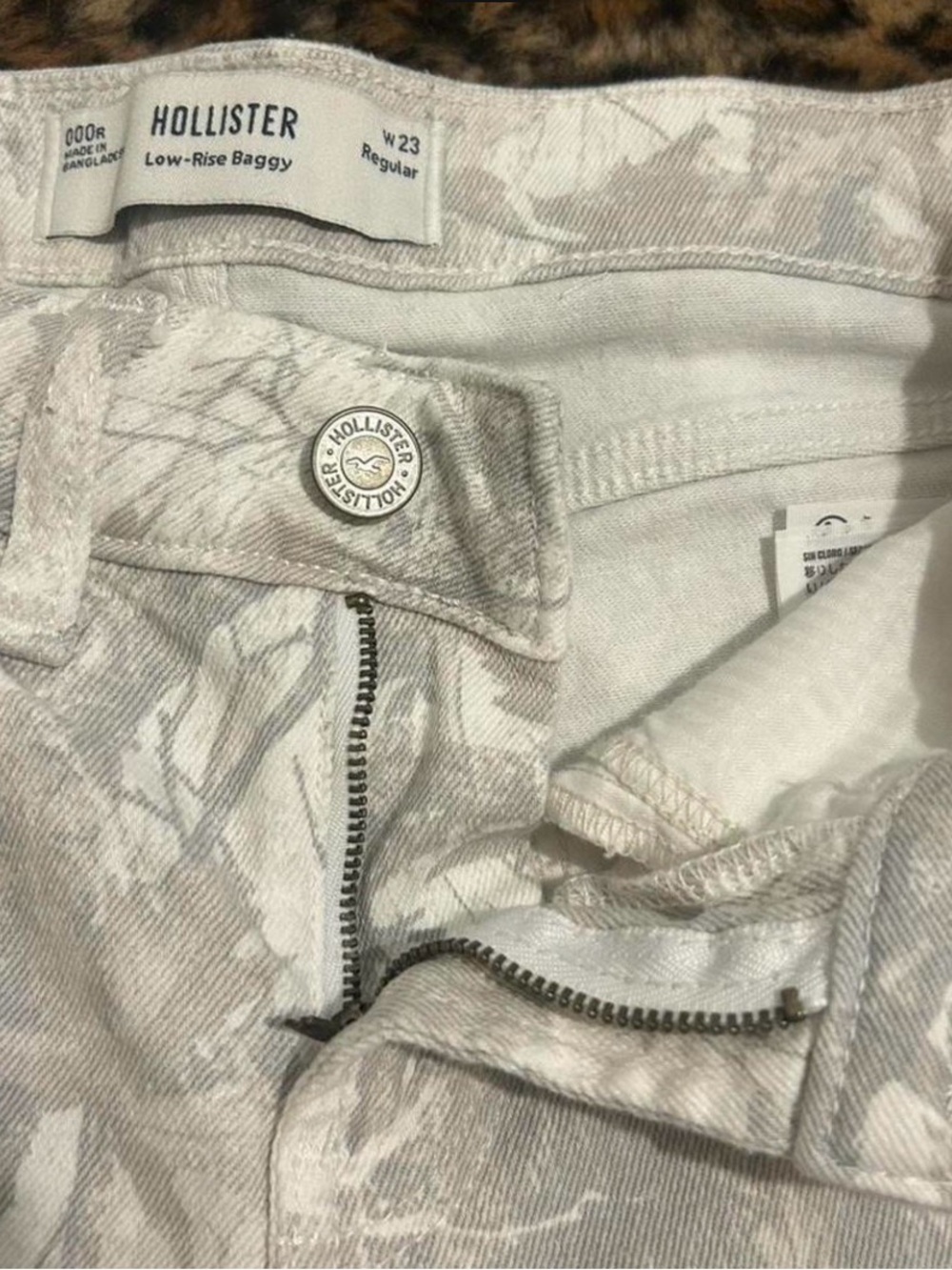 Hollister CAMO Low-Rise Baggy Jeans